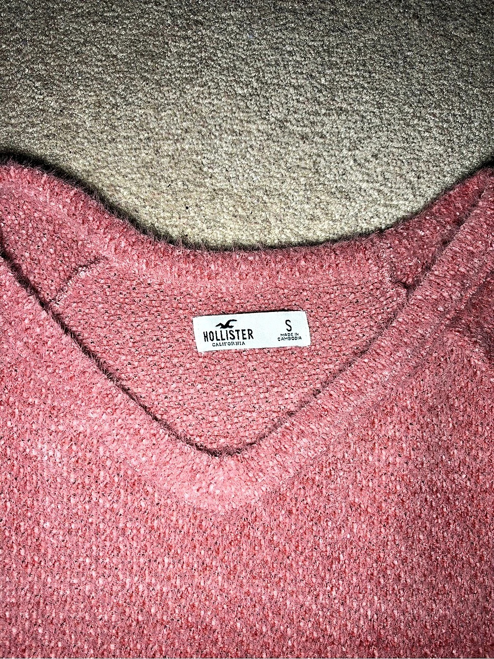 Hollister V-Neck Sweater in Pink Size Small Like New - Picture 3 of 4